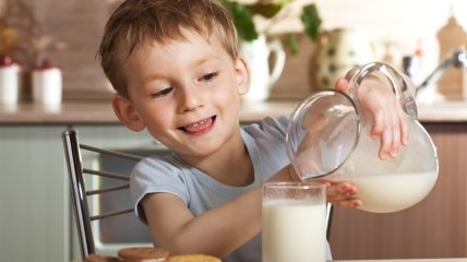 Врачи не рекомендуют давать детям печенье с молоком перед сном