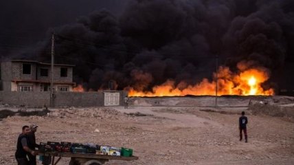 Боевики ИГИЛ подожгли в Мосуле химзавод: сотни пострадавших