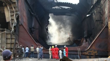 В Пакистане продолжает гореть танкер: много погибших и раненых