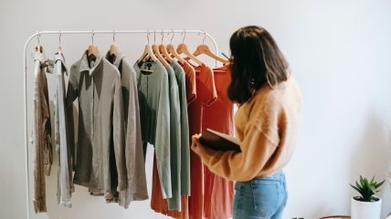 Способы, как скрыть живот при помощи одежды