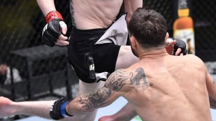 Боец UFC нокаутировал легенду ММА ударом коленом в прыжке (видео)