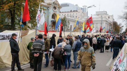 Под Радой проходит вече участников акции протеста