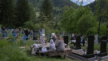 В поминальные дни украинцы ходят на кладбища