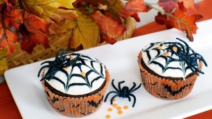 Хеллоуин: готовим «страшные» кексы с паутиной