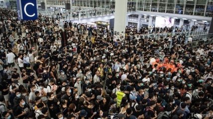 Аэропорт Гонконга восстановил работу после ночных протестов  