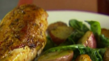 Запеченная куриная грудка с картофелем и рукколой