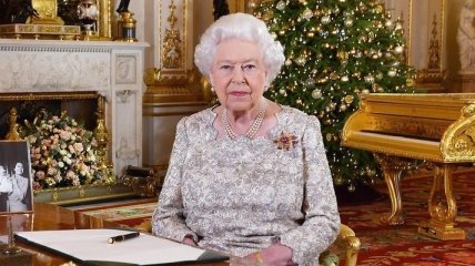 Королева рассердилась: Елизавета II забрала со своего стола портрет Меган Маркл и принца Гарри