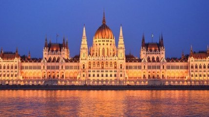 Венгрия приняла резолюцию о поддержке Польши