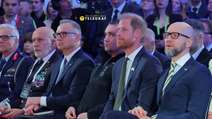 Принц Гарри рядом с Будановым и Яценюком