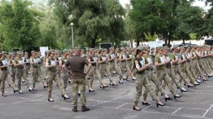 Скандал из-за формы женщин-военных с каблуками: появилось объяснение Минобороны (фото)