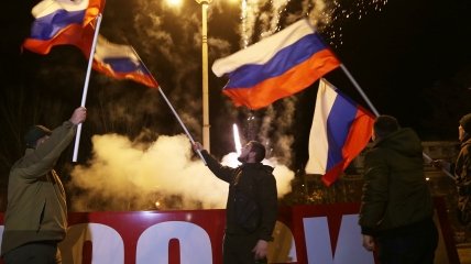 На окупованому Донбасі і так часто з’являються російські триколори