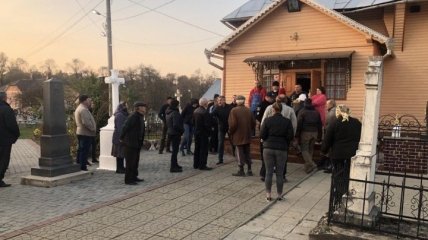 На Буковине столкнулись сторонники УПЦ и ПЦУ (Фото)