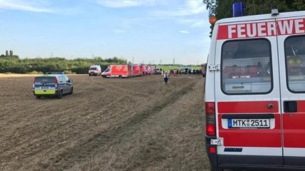 В Германии перевернулся экскурсионный трактор: 27 человек пострадали