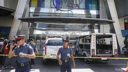 На Филиппинах вооруженный мужчина взял в заложники десятки человек