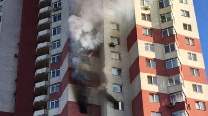 У Києві в багатоповерхівці спалахнула пожежа: що відомо