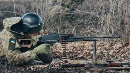 Украинские бойцы держат оборону
