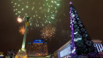 Монтаж главной елки страны начался в Киеве