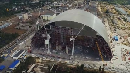 В сети появилось видео строительства "укрытия" на ЧАЭС с дрона