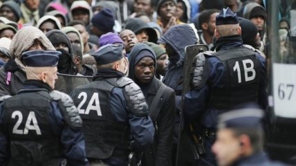 В Париже сотни нелегальных мигрантов штурмовали Пантеон