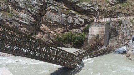 В Индии скатившиеся с горы огромные валуны снесли мост и автомобиль с туристами (видео)