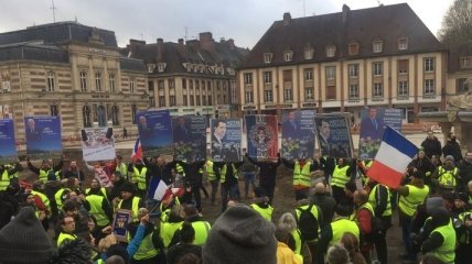 Протесты "желтых жилетов" во Франции: уже горят машины 