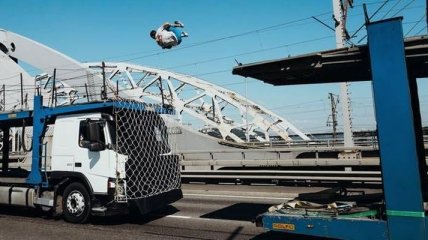 Паркурист зробив неймовірне сальто між вантажівками на київському мосту (відео)