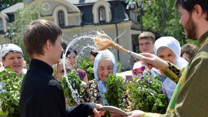 Віруючі освячують букети на свято Трійці