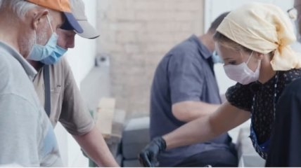 Оксана Марченко накормила бездомных в Киевском Свято-Введенском монастыре (видео)