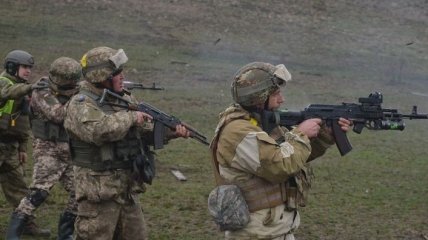 Экстремальные стрельбы: украинские десантники тренируются среди взрывов и дыма