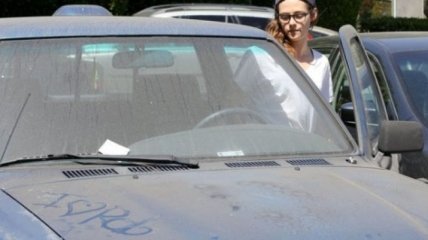 Машину Кристен Стюарт украсили надписью ''Я люблю Роба''