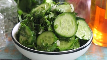 Хрустящий салат из свежих огурцов с чесноком