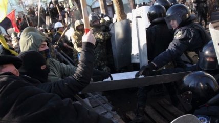 МВД заявляет о применении активистами боевого оружия