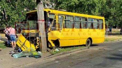 В Киеве маршрутка с пассажирами на полном ходе врезалась в бетонный столб (фото)