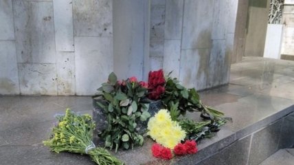 Украинцы приносят цветы к посольству Франции в Украине