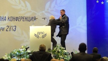 Речь лидера болгарских турок прервал человек с пистолетом