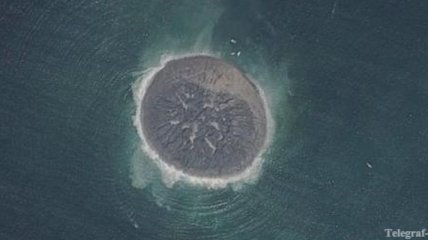 Землетрясение породило новый остров в океане: первые фото из космоса
