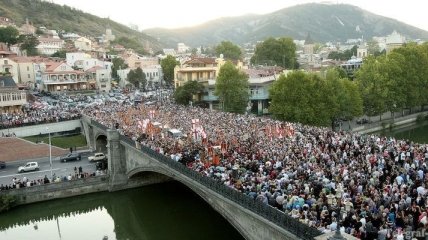 В центре Тбилиси оппозиция проводит митинг