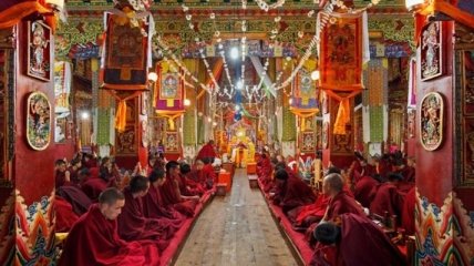 Яркие краски интерьера в буддистских монастырях Китая (Фото) 