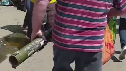 Когда продали червивую черешню: в Харькове мужчина разгуливал по рынку с тубусом РПГ (видео)