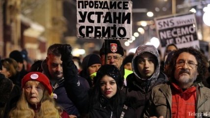 В Белграде тысячи людей требовали отставки президента Вучича