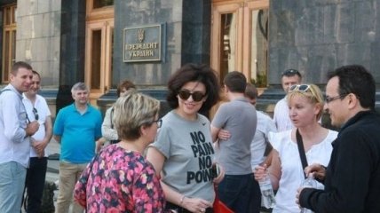 Под Администрацией Президента депутаты продолжают голодовку