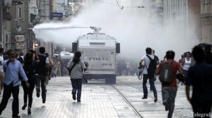 В Турции полиция разогнала протестующих водометами