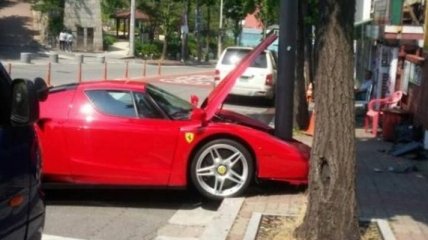Редкий суперкар Ferrari Enzo попал в аварию в Корее