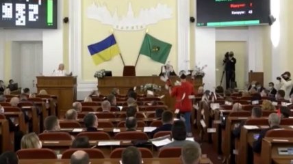 В Харькове мужчина сорвал заседание горсовета комичным "расстрелом" (видео)