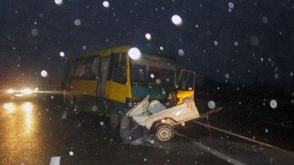 В Харьковской области легковушка столкнулась с автобусом, есть пострадавшие