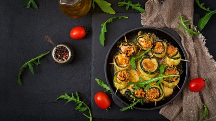 Прекрасный летний ужин: кабачковые рулетики с куриным мясом