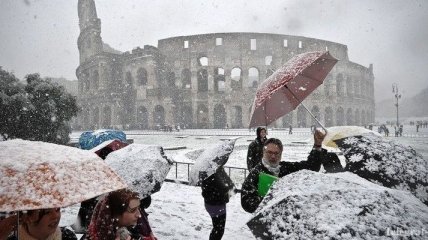 Европу парализовали снегопады: поезда не ходят, самолеты не летают