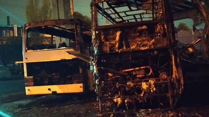 В Одессе всю ночь горели автобусы и машины: видео с места