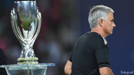 Моуриньо подарил свою медаль за участие в Суперкубке УЕФА юному болельщику "МЮ"