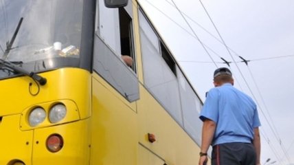 В Киеве маршрутка врезалась в электроопору: пострадали 13 пассажиров